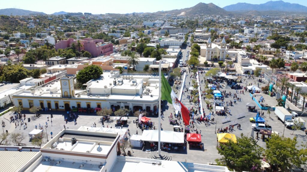 panorámica plaza Antonio Mijares, San José del Cabo, palacio municipal, bandera en asta y de fondo la misión